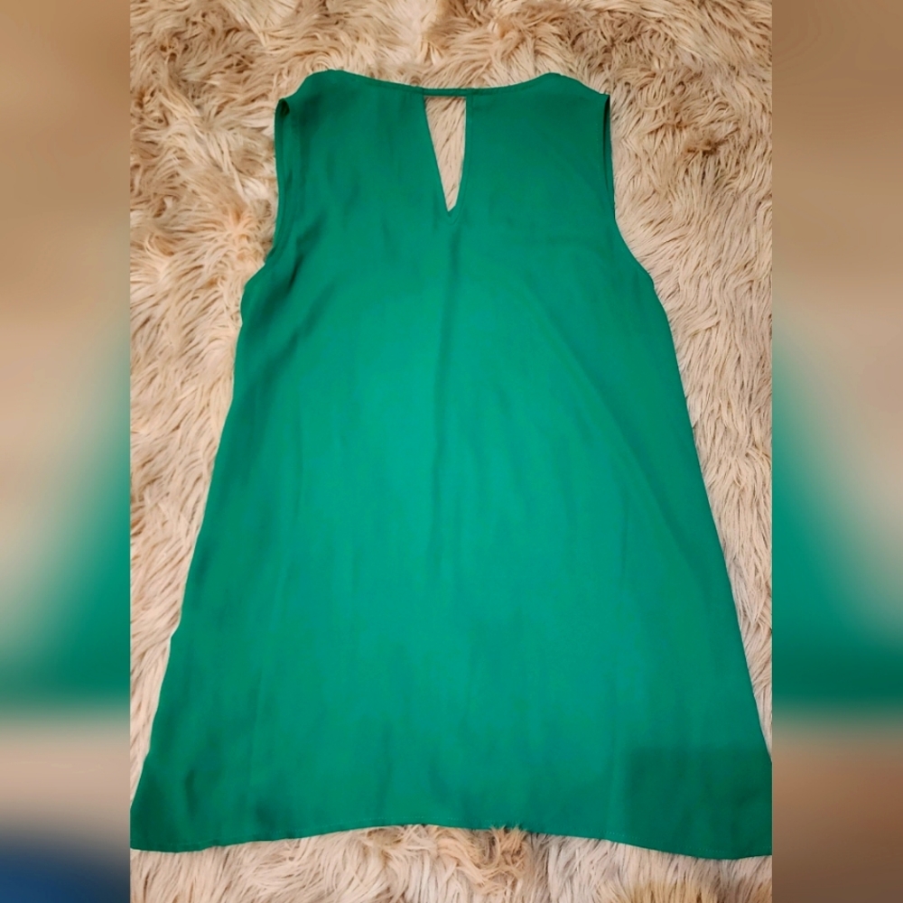 ๐ Sleeveless V-neck Blouse Keyhole Back ๐ - Picture 3 of 7